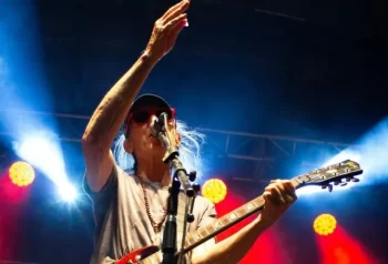 Skay Beilinson tocando la guitarra en vivo