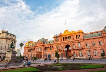 Vista panorámica de la fachada de la Casa Rosada