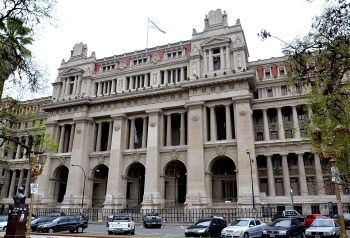 El Gobierno modificó por decreto el trámite para proponer jueces de la Corte
