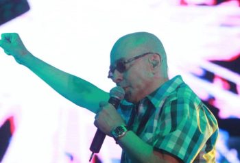 Indio Solari en vivo con camisa a cuadros