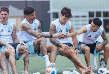 Jugadores de la Selección Argentina entrenan en Kansas City después del debut ante Argelia