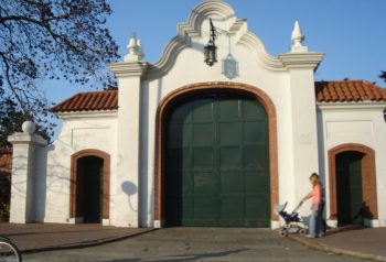 Entrada principal de la Quinta de Olivos, residencia presidencial argentina