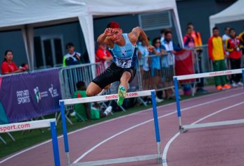Atleta argentino compite en una prueba de vallas en el Iberoamericano de Atletismo de Lima