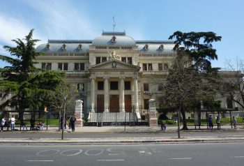 Legislatura de la Provincia de Buenos Aires. Foto: Mikelzubi / Wikimedia Commons, CC BY-SA 3.0.