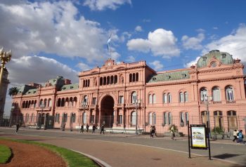La renuncia de Adorni reabre la crisis de corrupción que golpea al círculo de Milei