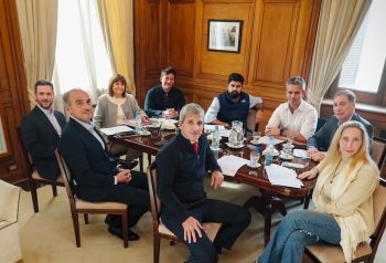 El Gobierno reúne a la mesa política y acelera el paquete de reformas que quiere Milei