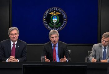 Caputo mostró el plan financiero hasta 2027 y buscó despejar dudas sobre la deuda