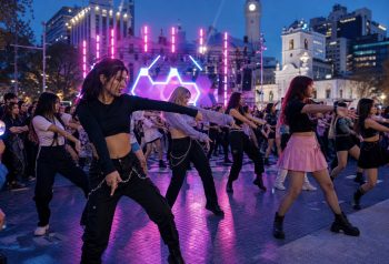 Fans bailando coreografías de K-pop en una plaza argentina con estética pop global