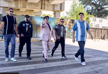 Los Calzones posan en una foto de prensa para sus nuevas canciones