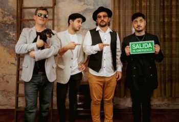 Simulando un Vuelo en la imagen promocional de «Martes 30»