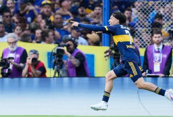 Exequiel Zeballos en un partido de Boca Juniors