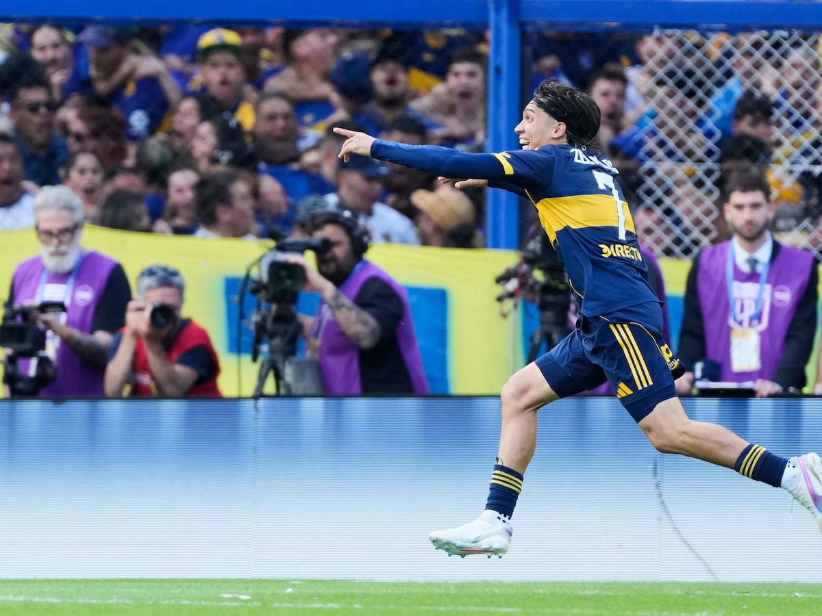 Exequiel Zeballos en un partido de Boca Juniors