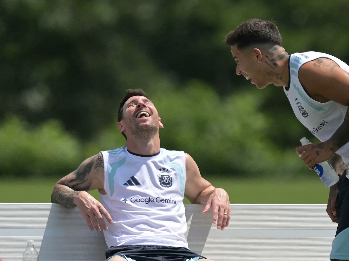 Messi junto a Enzo Fernández en la Selección Argentina
