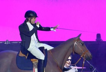 Joaquín Levinton vestido como jinete, entrando al show de Turf en Lollapalooza Argentina 2026