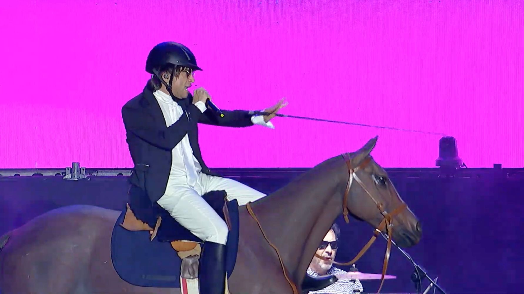 Joaquín Levinton vestido como jinete, entrando al show de Turf en Lollapalooza Argentina 2026