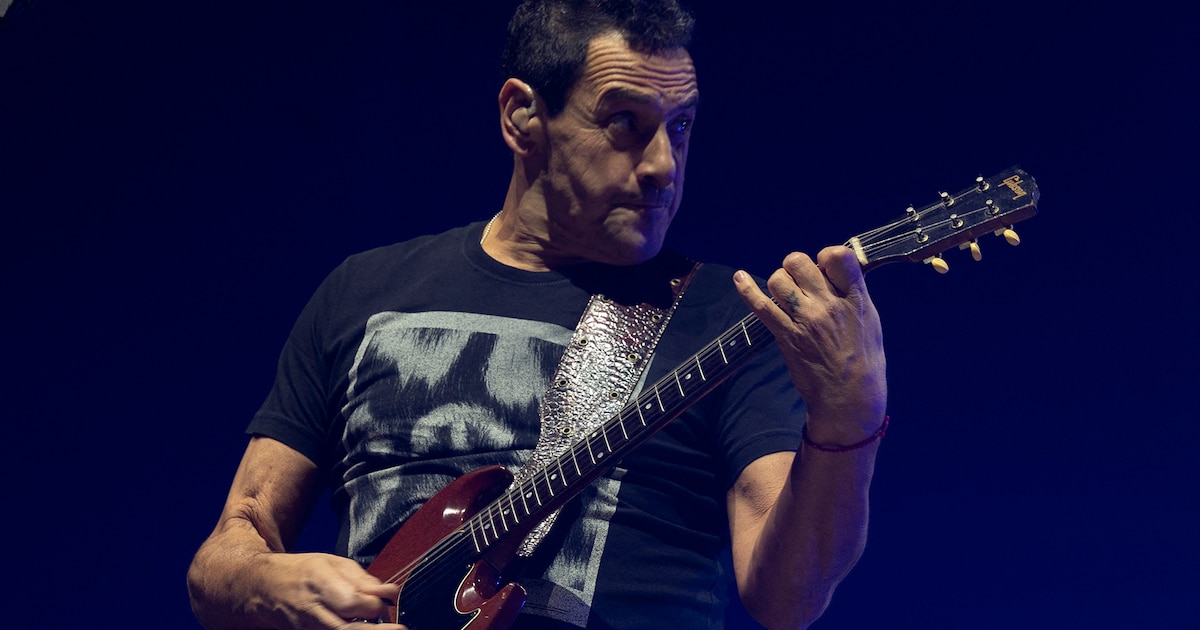 Ricardo Mollo durante un concierto de Divididos