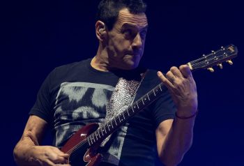 Ricardo Mollo en un concierto de Divididos