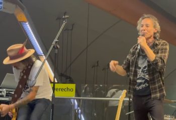 Los Guarros tocando en el subte durante la acción sorpresa en la estación Las Heras