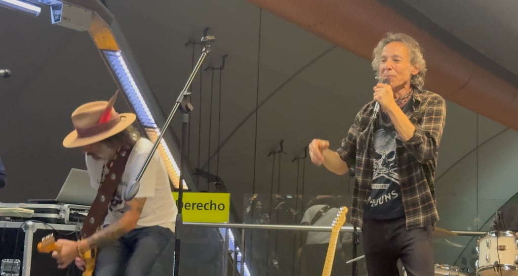 Los Guarros tocando en el subte durante la acción sorpresa en la estación Las Heras