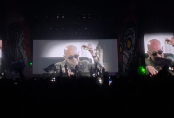 Don Osvaldo proyectando el homenaje al Indio Solari durante el show en Mendoza