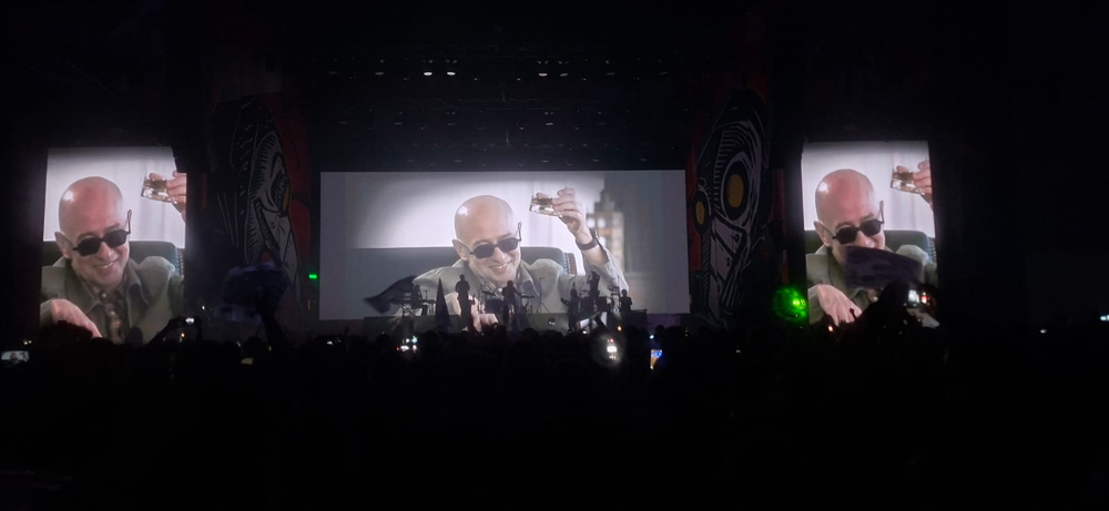 Don Osvaldo proyectando el homenaje al Indio Solari durante el show en Mendoza