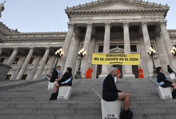 Protesta de Greenpeace frente al Congreso contra la Ley de Glaciares
