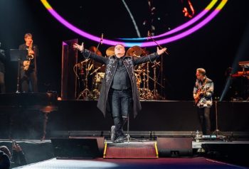 Miguel Mateos junto a sus músicos en el Arena de Buenos Aires