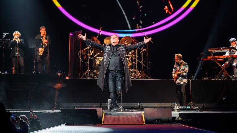Miguel Mateos junto a sus músicos en el Arena de Buenos Aires