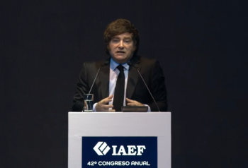 Javier Milei habla en una convención del IAEF