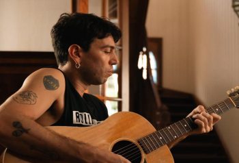 Mateo Sujatovich tocando guitarra
