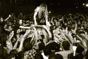 Boom Boom Kid sobre el público durante un show punk