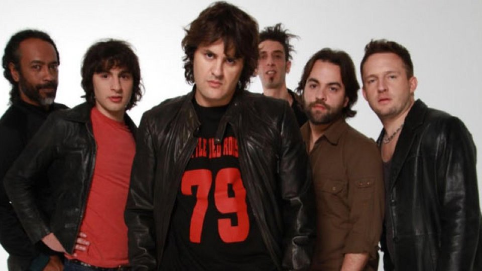Ciro y Los Persas en foto promocional de la banda