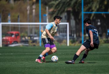 Un jugador de la Selección Argentina disputa la pelota durante una práctica