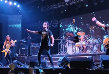 Beto Zamarbide en vivo en Groove durante el show aniversario de V8