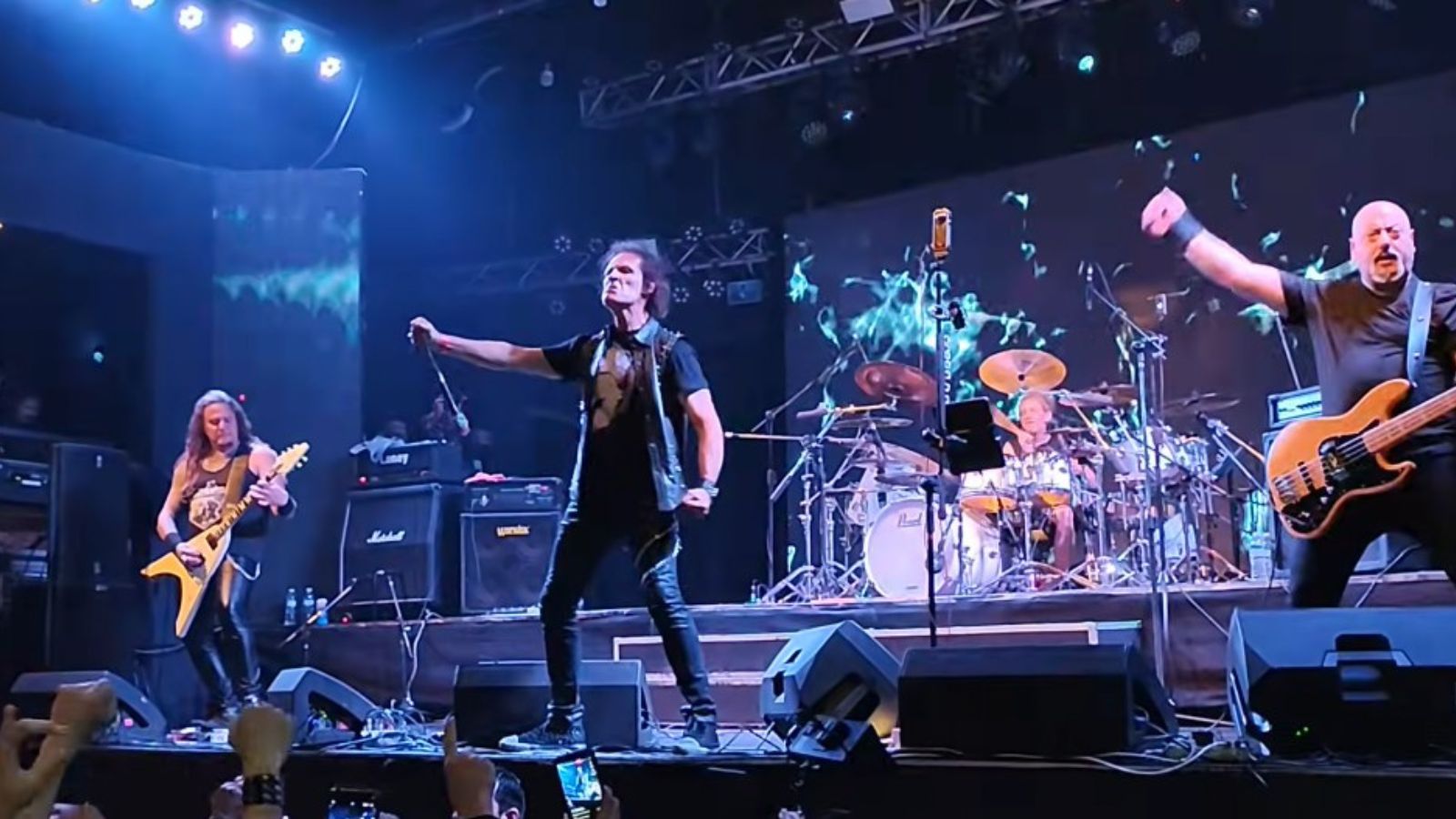 Beto Zamarbide en vivo en Groove durante el show aniversario de V8