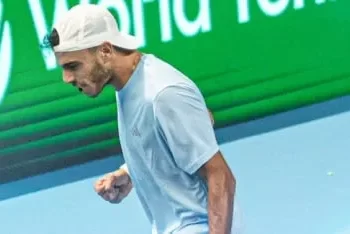 Francisco Cerúndolo celebra el punto decisivo de Argentina en la Copa Davis