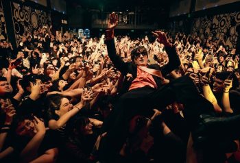 Dillom sobre el público durante uno de los shows de La nueva violencia