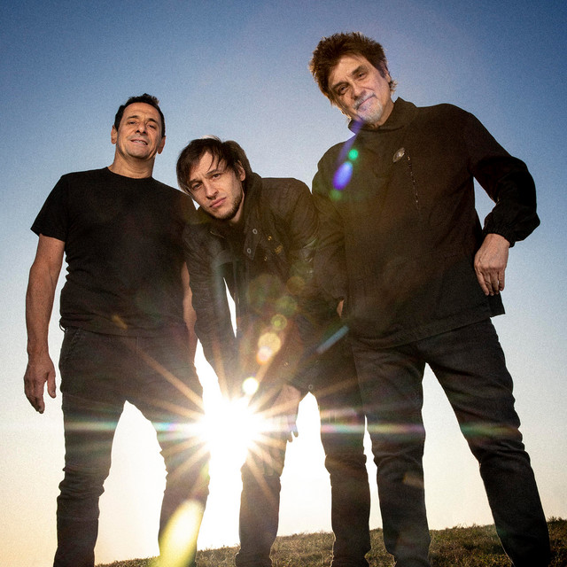 Divididos en una foto promocional con Ricardo Mollo, Diego Arnedo y Catriel Ciavarella