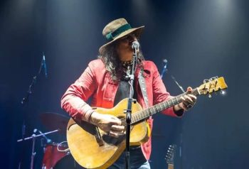 El Soldado canta en vivo con guitarra acústica