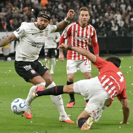 Estudiantes y Corinthians disputan la pelota por la Copa Libertadores