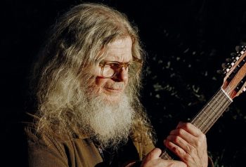 Gustavo Santaolalla con instrumento de cuerda para Ronroco Tour