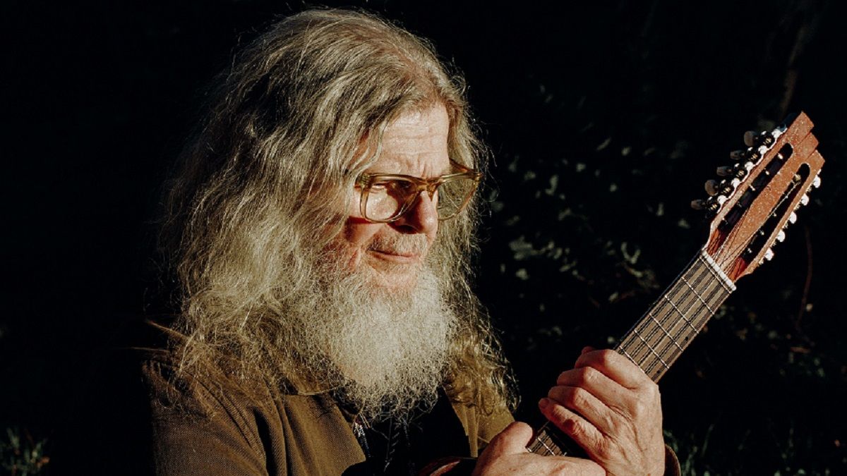 Gustavo Santaolalla con instrumento de cuerda para Ronroco Tour
