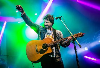 Iván Noble cantando en vivo con guitarra acústica