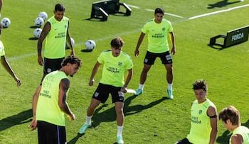 Julián Álvarez participa del entrenamiento del Atlético de Madrid antes del derbi