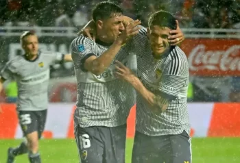 Miguel Merentiel festeja el segundo gol de Boca ante San Lorenzo
