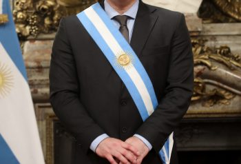 Imagen: Javier Milei en el Salón Blanco / Wikimedia Commons
