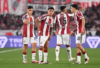 Thiago Almada se toma el cuádriceps izquierdo durante River vs. Huracán