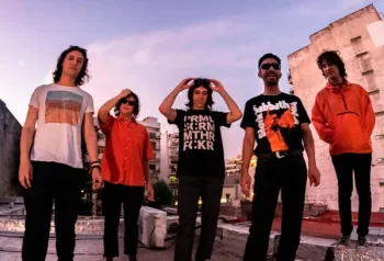 Winona Riders en una terraza urbana