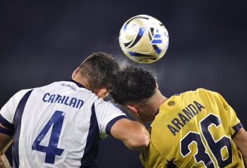 Matías Catalán, de Talleres, disputa una pelota aérea con un jugador de Boca: foto de archivo del club cordobés