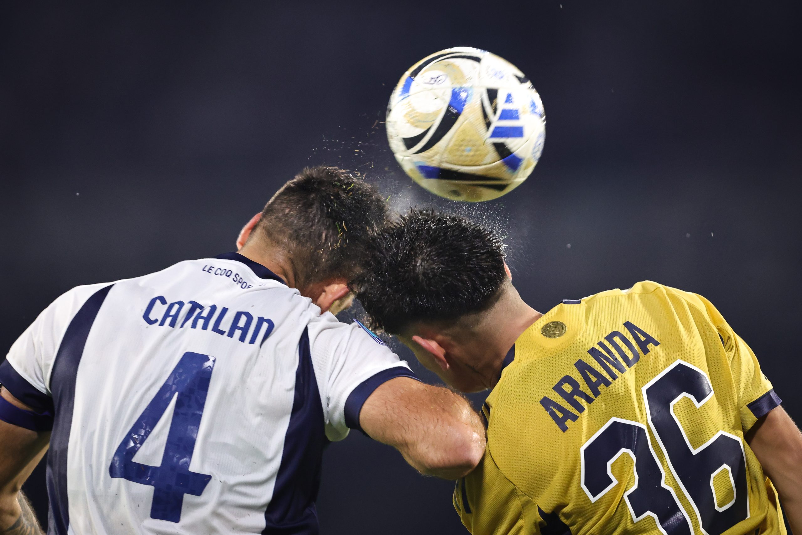 Matías Catalán, de Talleres, disputa una pelota aérea con un jugador de Boca: foto de archivo del club cordobés